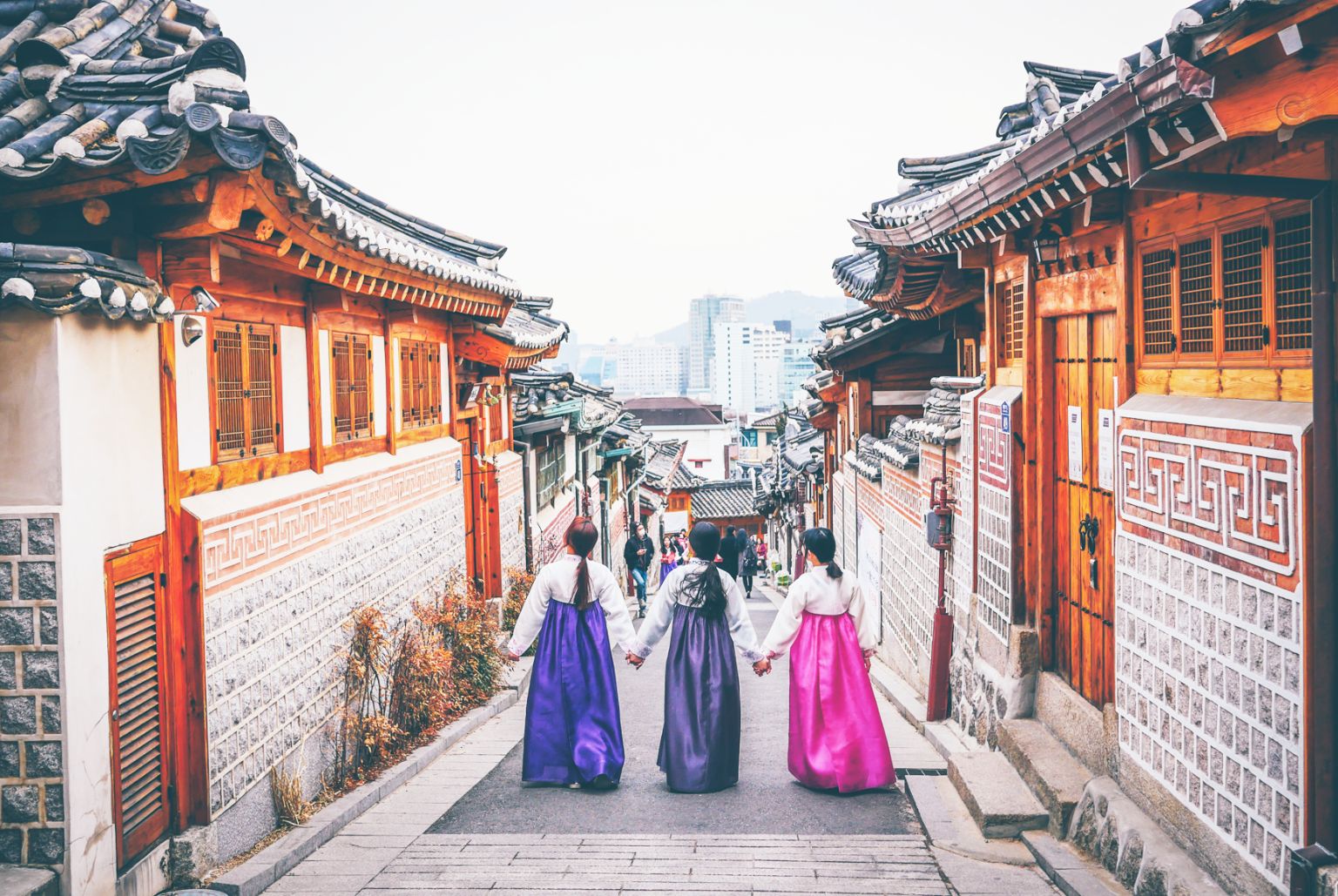  Tour Hàn Quốc - trang phục truyền thống bên cạnh làng cổ Bukchon Hanok