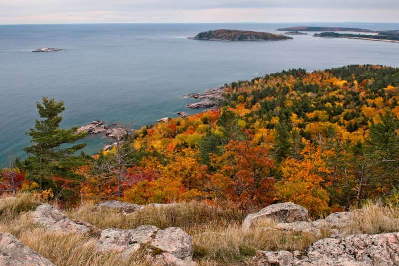 16.-upper-peninsula-cung-noi-tieng-voi-cac-bai-bien-hoang-so-doc-theo-bo-ho-michigan