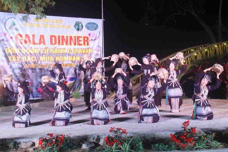 Chủ đề Gala Dinner - Tiệc Chào đón đoàn Khách Du Lịch Bằng Các điệu Múa Truyền Thống Dân Tộc Thiểu Số