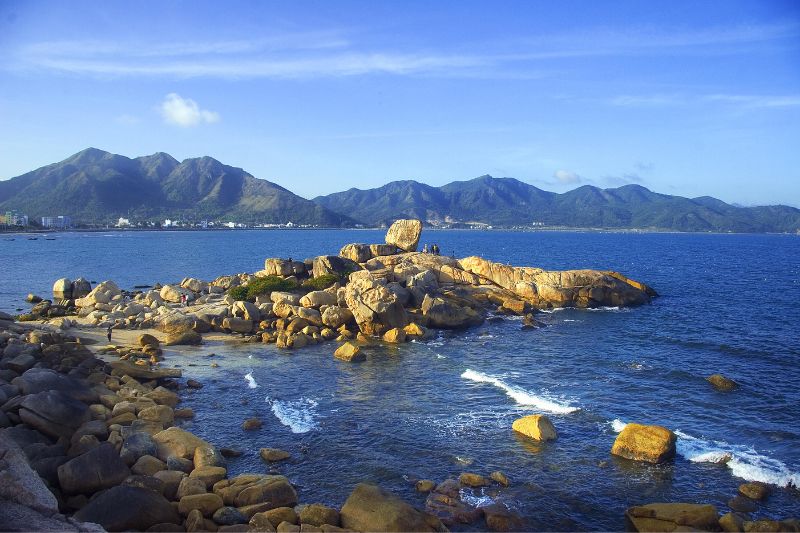 Du Lịch Nha Trang - Hòn Chồng Nha Trang