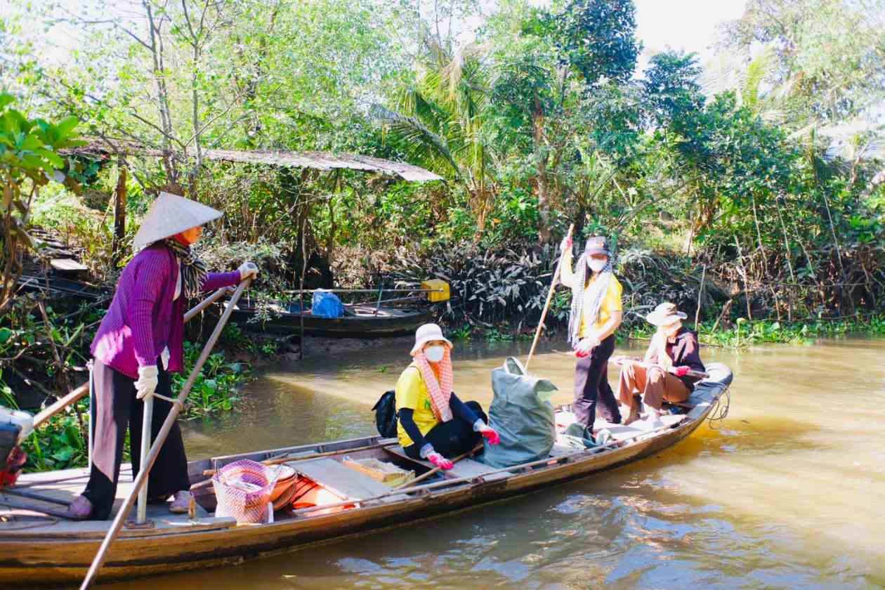 Nhân Viên Image Tham Gia Dọn Rác Khu Vực Sông Mekong