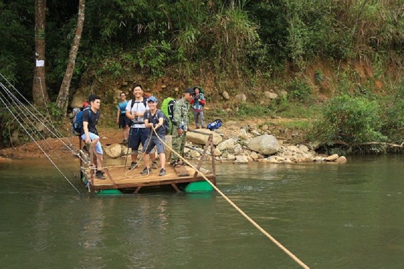 Vườn Quốc Gia Bidoup Núi Bà - Hình ảnh Vượt Sông Đa Nhim Bằng Xuồng Dây Kéo Bằng Lực Của Cánh Tay. Source Sưu Tầm Internet