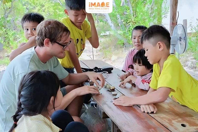 Trải nghiệm học tập và thảo luận cùng nhau hoàn toàn bằng tiếng Anh hoặc thứ tiếng khác