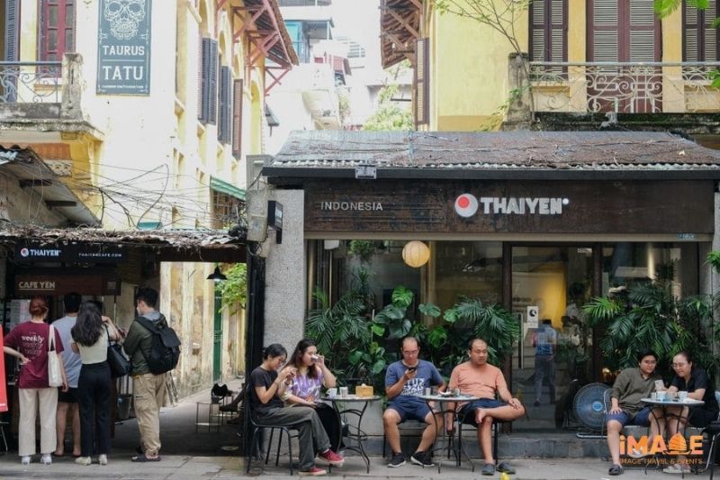 Thưởng Thức đồ Uống Và Ngắm Phố Phường