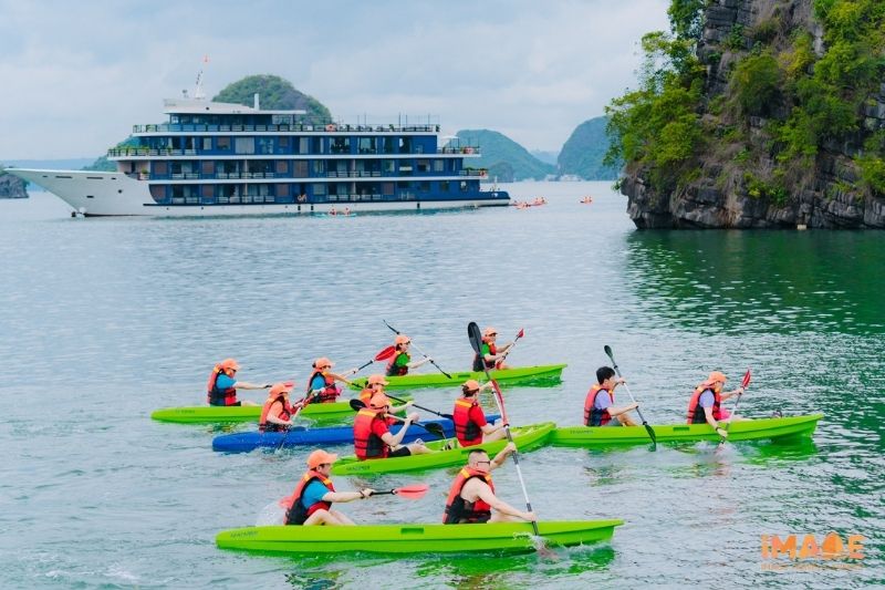 Chèo Kayak Trên Vịnh Hạ Long