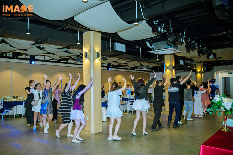 5-sai-lam-khi-to-chuc-year-end-party-5