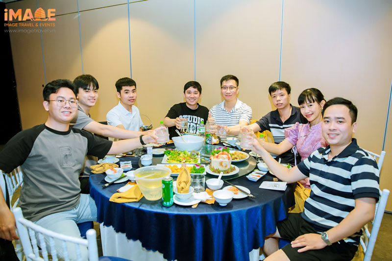 5-sai-lam-khi-to-chuc-year-end-party-6