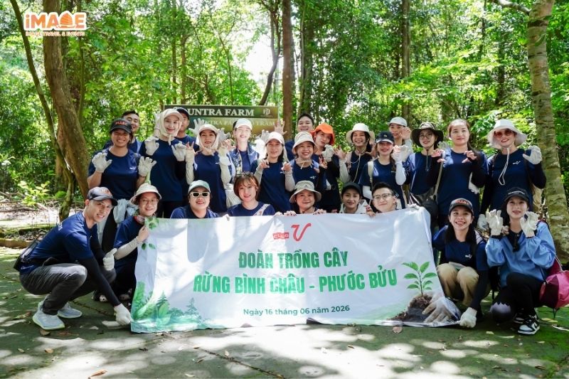 Đoàn check-in Tour Trồng Cây
