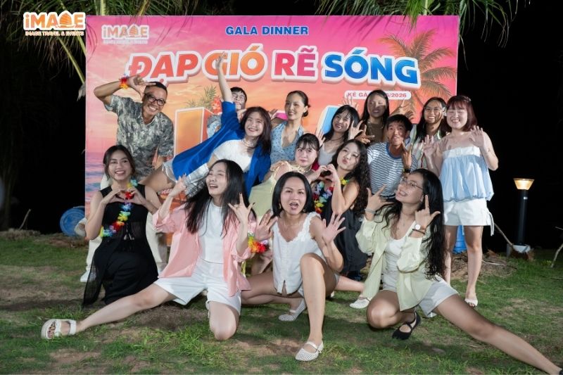 Tạo dáng chụp hình tại Company Trip Phú Quý Kê Gà