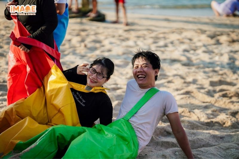 Mọi người vui đùa trong Company Trip Phú Quý Kê Gà