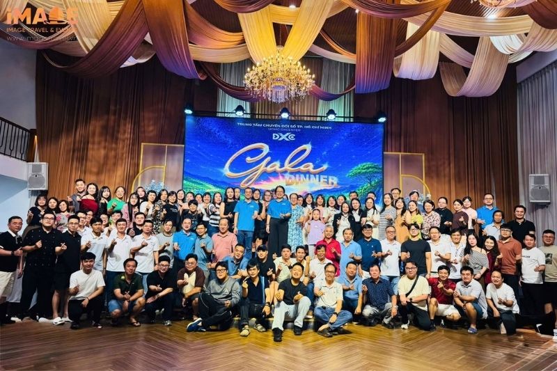 Đoàn DXC chụp hình kỷ niệm đêm Gala Dinner tại Sandals Vista Hotel - Bảo Lộc