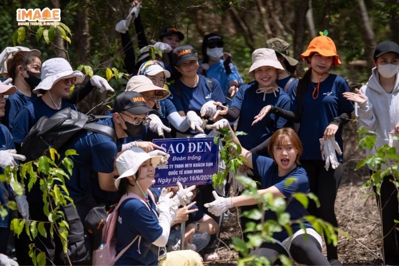Các thành viên vui vẻ check-in Tour Trồng Cây Csr