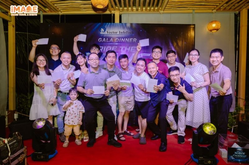 Đoàn Vector vui vẻ tạo dáng chụp hình cho đêm Gala