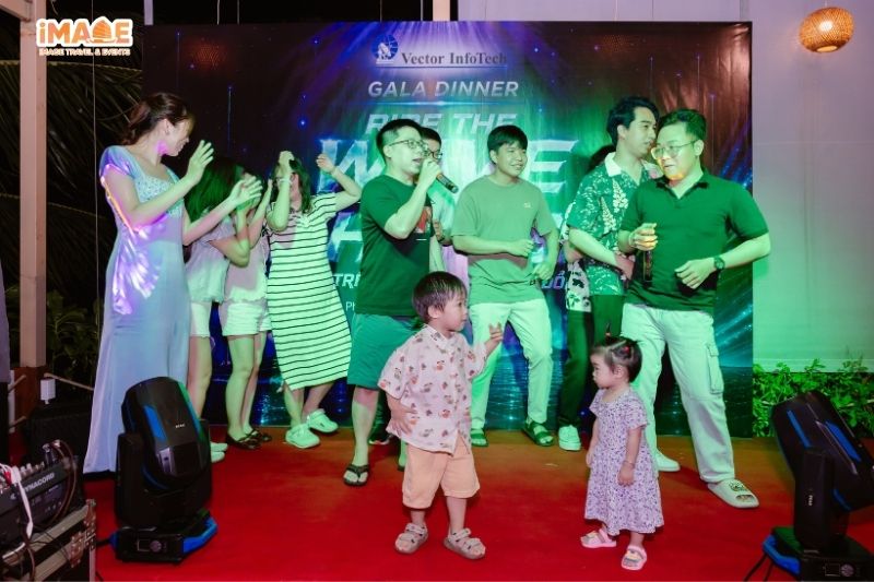 Đoàn Vector quẩy đêm Gala Dinner