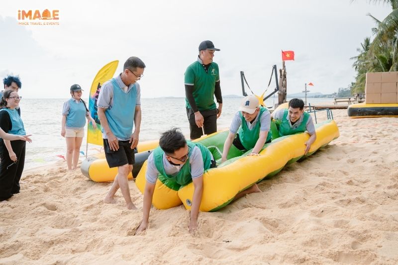 Trò chơi team building đua phao