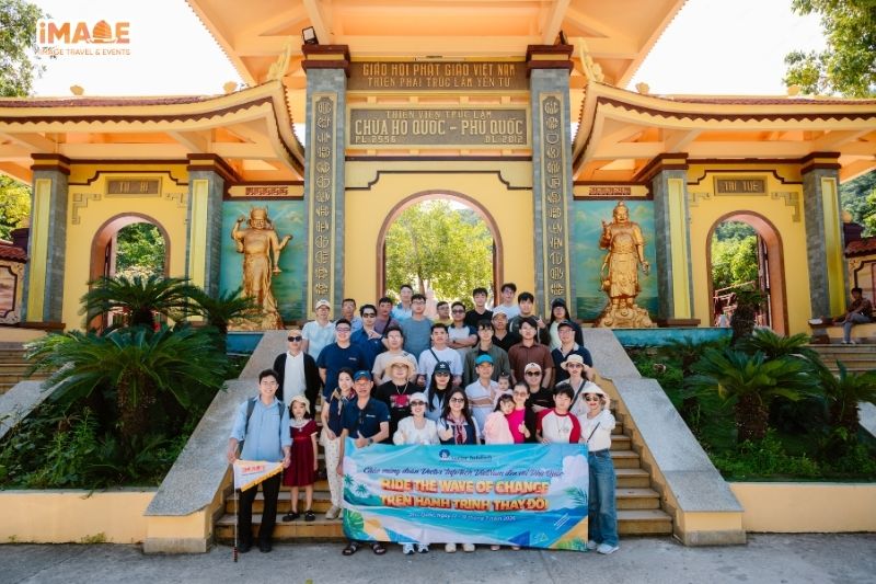 Đoàn Vector check-in tại Chùa Hộ Quốc Phú Quốc